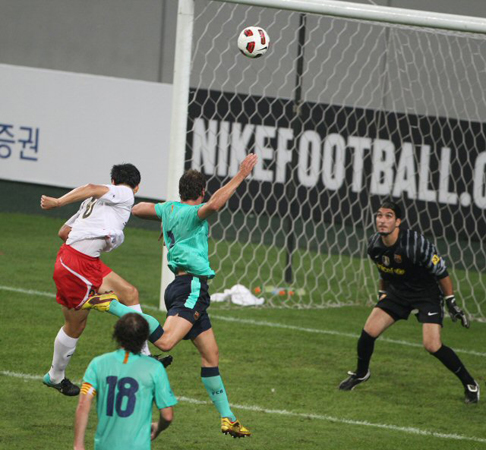 4일 서울 상암월드컵경기장에서 열린 K리그 올스타와 스페인 프리메라리가 명문 FC바르셀로나 경기, K리그 올스타 이동국이 헤딩슛으로 골을 넣고 있다.