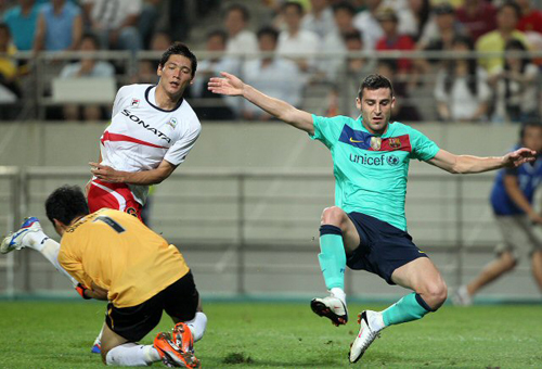 4일 서울 상암월드컵경기장에서 열린 K리그 올스타와 스페인 프리메라리가 명문 FC바르셀로나 경기, 바르셀로나 벤자민 마르티네스가 K리그 올스타 김형일의 수비를 피해 슛을 시도했지만 정성룡 골키퍼에게 막히고 있다.
