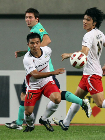 4일 서울 상암월드컵경기장에서 열린 K리그 올스타와 스페인 프리메라리가 명문 FC바르셀로나 경기, K리그 올스타 최성국이 바르셀로나 리오넬 메시를 피해 드리블을 하고 있다.