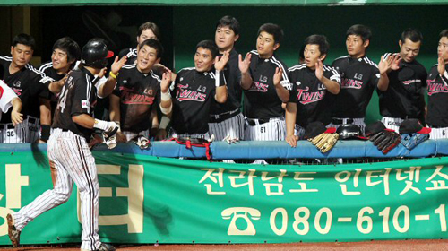 4일 광주 무등경기장에서 벌어진 KIA 타이거즈와 LG 트윈스의 경기에서 9회초 1사 1,2루때 4번타자 이진영의 2루타로 2루 주자 이병규가 홈으로 쇄도, 세이프된 뒤 동료들의 환영을 받고 있다.