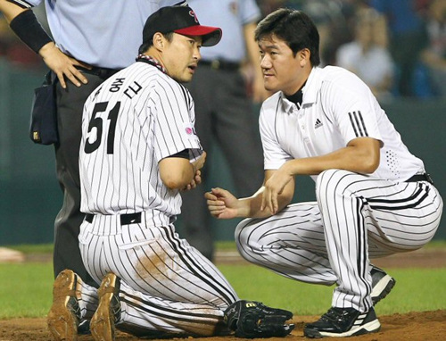 9일 오후 잠실야구장에서 열린 2010 프로야구 LG와 롯데의 경기에서 LG 선발투수 봉중근이 7회 롯데 손아섭의 강한 타구에 오른손을 맞고 고통스러워 하고 있다.