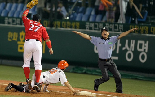 9일 대전 한밭야구장에서 열린 프로야구 Sk와 한화의 경기. 한화 이대수가 4회말 1사 2,3루에서 땅볼을 치고 1루에서 세이프되고 있다.