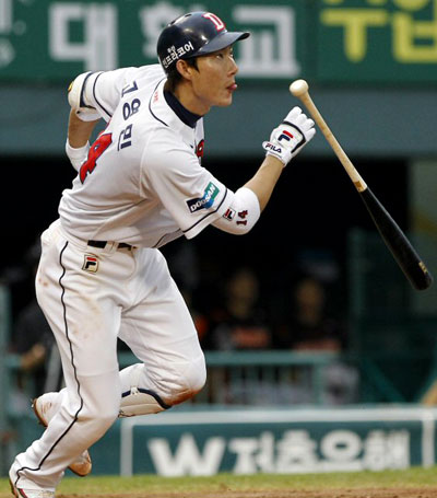 12일 오후 잠실야구장에서 열린 프로야구 롯데-두산 경기. 4회말 2사 두산 고영민이 1타점 안타를 치고 있다.