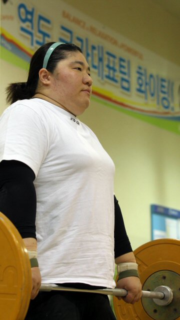 한국역도의 간판 장미란이 18일부터 터키 안탈리아에서 열리는 세계선수권대회로 출국하기에 앞서 15일 서울 노원구 공릉동 태릉선수촌에서 훈련하고 있다.