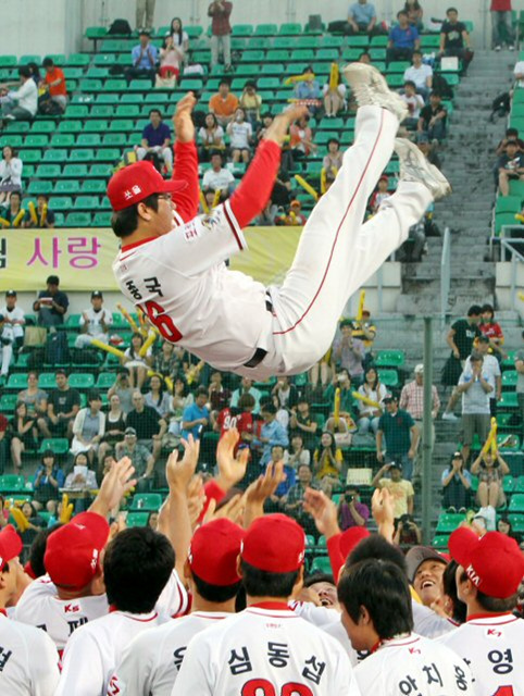 15일 광주 무등경기장에서 열린 2010 프로야구 기아 타이거즈와 두산 베어스의 경기에 앞서 김종국의 은퇴식이 열리고 있다.
