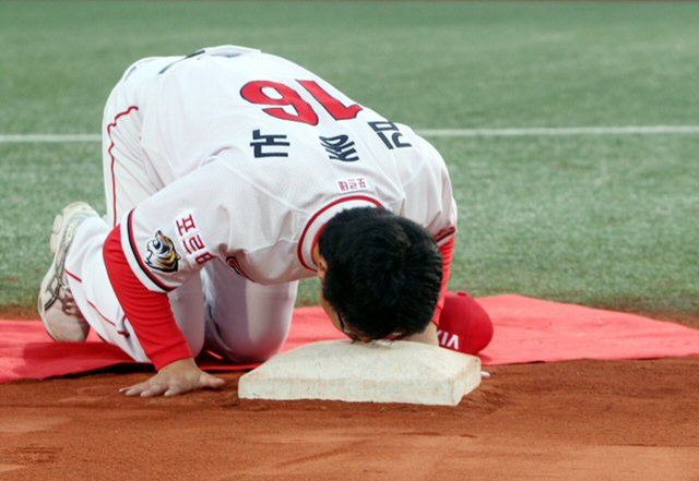 15일 광주 무등경기장에서 열린 2010 프로야구 기아 타이거즈와 두산 베어스의 경기에 앞서 열린 김종국의 은퇴식에서 김종국이 자신이 맡았던 2루에 키스를 하고 있다.