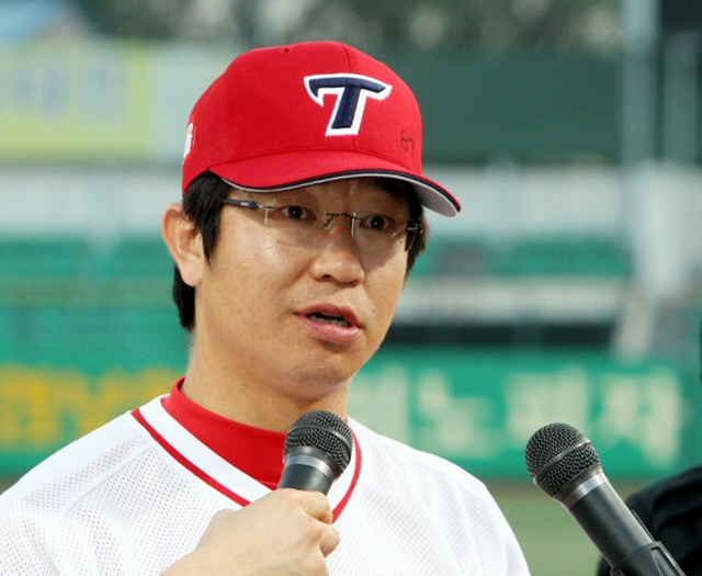 15일 광주 무등경기장에서 열린 2010 프로야구 기아 타이거즈와 두산 베어스의 경기에 앞서 열린 김종국의 은퇴식에서 김종국이 소감을 밝히고 있다.
