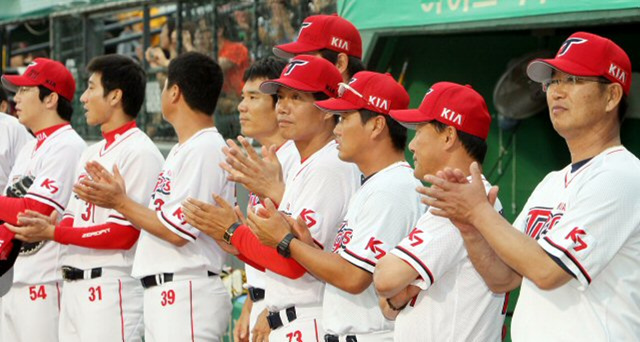 15일 광주 무등경기장에서 열린 2010 프로야구 기아 타이거즈와 두산 베어스의 경기에 앞서 열린 김종국의 은퇴식에서 동료들이 박수를 보내고 있다.