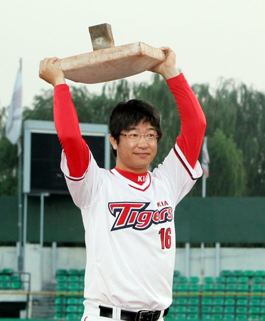 15일 광주 무등경기장에서 열린 2010 프로야구 기아 타이거즈와 두산 베어스의 경기에 앞서 열린 김종국의 은퇴식에서 김종국이 자신이 맡았던 2루를 들어 올리고 있다.