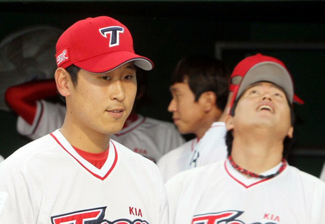 15일 광주 무등경기장에서 열린 2010 프로야구 기아 타이거즈와 두산 베어스의 경기에서 1군에 복귀한 기아 선발투수 윤석민이 경기장에 모습을 드러냈다.