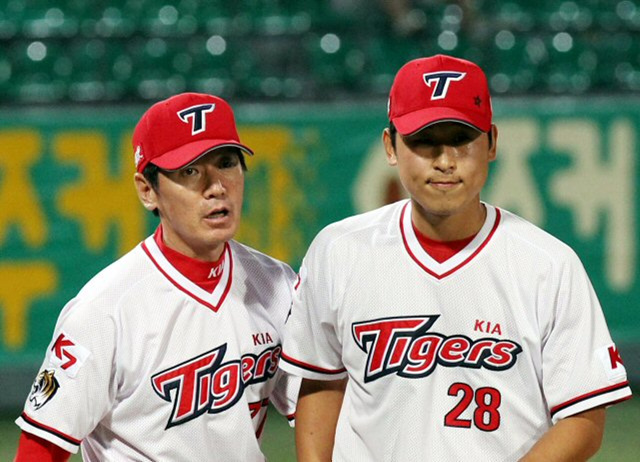 15일 광주 무등경기장에서 열린 2010 프로야구 기아 타이거즈와 두산 베어스의 경기에서 8회초 등판한 기아 윤석민이 4실점하고 강판되고 있다. 기아 6-5 리드.