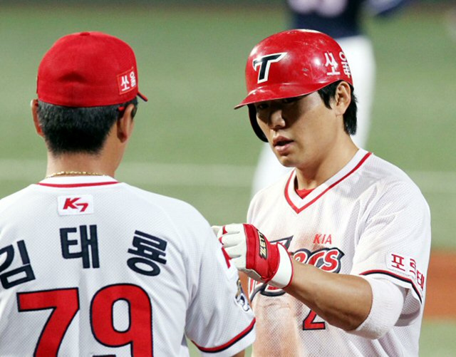 15일 광주 무등경기장에서 열린 2010 프로야구 기아 타이거즈와 두산 베어스의 경기에서 6회말 기아 1번 신종길이 안타를 쳐내고 기뻐하고 있다.