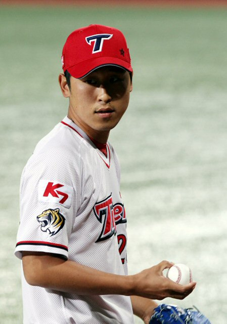 15일 광주 무등경기장에서 열린 2010 프로야구 기아 타이거즈와 두산 베어스의 경기에서 기아 윤석민이 불펜에서 몸을 풀고 있다.