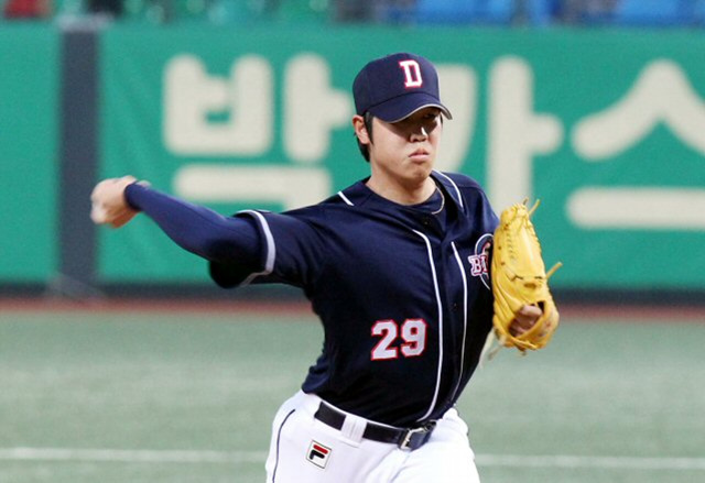 15일 광주 무등경기장에서 열린 2010 프로야구 기아 타이거즈와 두산 베어스의 경기에서 두산 선발투수 김성배가 역투를 펼치고 있다.