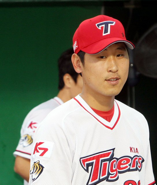 15일 광주 무등경기장에서 열린 2010 프로야구 기아 타이거즈와 두산 베어스의 경기에서 1군에 복귀한 기아 선발투수 윤석민이 경기장에 모습을 드러냈다.