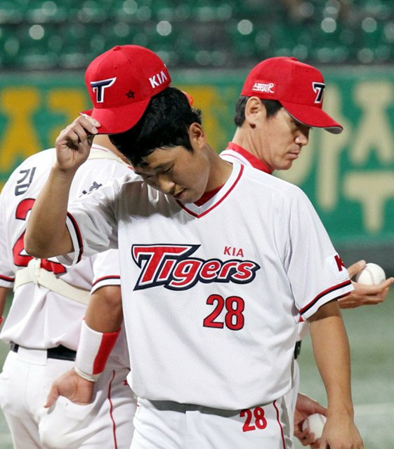 15일 광주 무등경기장에서 열린 2010 프로야구 기아 타이거즈와 두산 베어스의 경기에서 8회초 등판한 기아 윤석민이 4실점하고 물러나고 있다. 기아 6-5 리드.