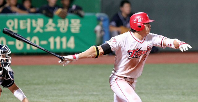 15일 광주 무등경기장에서 열린 2010 프로야구 기아 타이거즈와 두산 베어스의 경기에서 6회말 기아 1번 신종길이 안타를 쳐내고 있다.