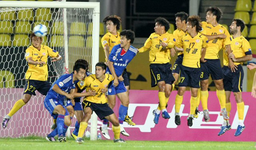 15일 성남 탄천종합운동장에서 벌어진 2010 아시아축구연맹(AFC) 챔피언스리그 8강 1차전 수원 삼성과 성남 일화의 경기에서 전반 0대1로 뒤진 상황에서 수원 염기훈의 프리킥 볼을 양팀 선수들이 바라보고 있다. 이 볼은 골망을 갈라 동점골을 기록했다.