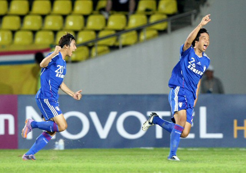 15일 성남 탄천종합운동장에서 벌어진 2010 아시아축구연맹(AFC) 챔피언스리그 8강 1차전 수원 삼성과 성남 일화의 경기에서 전반 0대1로 뒤진 상황에서 동점골을 넣은 수원 염기훈(오른쪽)이 기뻐하고 있다.