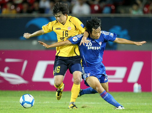 15일 성남 탄천종합운동장에서 벌어진 2010 아시아축구연맹(AFC) 챔피언스리그 8강 1차전 수원 삼성과 성남 일화의 경기에서 성남 김성환(왼쪽)과 수원 염기훈이 볼 다툼을 벌이고 있다. 성남 4대1 승.