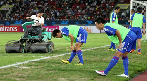 15일 성남 탄천종합운동장에서 벌어진 2010 아시아축구연맹(AFC) 챔피언스리그 8강 1차전 수원 삼성과 성남 일화의 경기 전반전이 끝난 후 잔디 정비 작업이 진행되고 있다. 오른쪽 수원 후보 선수들은 경기장 밖에서 몸을 풀고 있다. 성남 4대1 승.