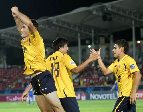 15일 성남 탄천종합운동장에서 벌어진 2010 아시아축구연맹(AFC) 챔피언스리그 8강 1차전 수원 삼성과 성남 일화의 경기에서 전반 첫 골을 넣은 성남 라돈치치(왼쪽)가 기뻐하고 있다. 성남 4대1 승.
