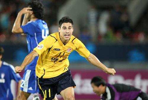 15일 성남 탄천종합운동장에서 벌어진 2010 아시아축구연맹(AFC) 챔피언스리그 8강 1차전 수원 삼성과 성남 일화의 경기 전반 1대1로 동점 상황에서 추가골을 넣은 성남 몰리나가 환호하고 있다. 반면 수원 골키퍼 이운재(뒤)는 허탈해하고 있다.