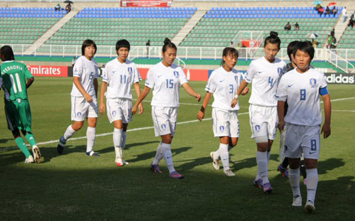 16일(현지시간) 트리니다드 토바고에서 열린 국제축구연맹(FIFA) 17세 이하 여자 월드컵 8강전 대한민국-나이지리아 경기 전, 한국 선수들이 승리를 다짐하며 몸을 풀고 있다.