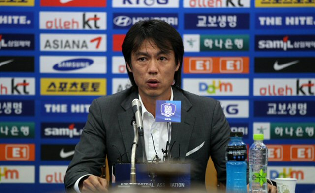 홍명보 올림픽대표팀 감독이 17일 오후 서울 종로구 신문로 축구회관에서 기자회견을 열어 2010 광저우 아시안게임에 참가할 국가대표 선수 20명을 발표하고 있다.