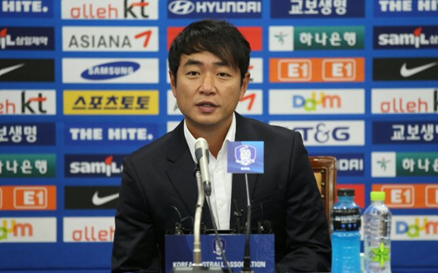 최인철 여자대표팀 감독이 17일 오후 서울 종로구 신문로 축구회관에서 기자회견을 열고 광저우 아시안게임에 참가할 선수 18명을 확정해 발표하고 있다.