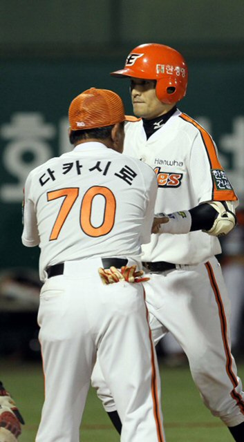 17일 대전 한밭야구장에서 열린 프로야구 한화와 롯데의 경기. 한화 이대수가 2회말 선두타자로 나와 솔로홈런을 친 뒤 동료들과 즐거워하고 있다.