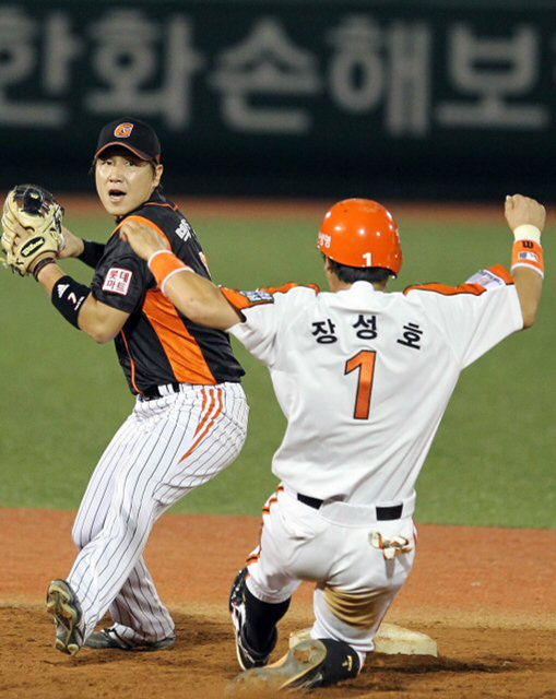 17일 대전 한밭야구장에서 열린 프로야구 한화와 롯데의 경기. 한화 장성호가 7회말 무사 1루에서 최진행의 땅볼 때 2루에서 아웃되고 있다.
