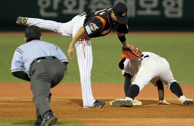 17일 대전 한밭야구장에서 열린 프로야구 한화와 롯데의 경기. 한화 이상훈이 6회말 무사 1루 장성호 타석 때 2루 도루를 성공하고 있다.