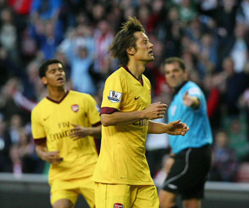 19일(한국시간) 영국 선덜랜드 스타디움에서 열린 2010-2011 잉글랜드 프로축구 프리미어리그 정규리그 5라운드 선덜랜드-아스널 경기, 아스널의 토마시 로시츠키(가운데)가 후반 74분 페널티킥을 실축하며 아쉬워하고 있다. 아스널은 95분 선더랜드의 공격수 대런 벤트에게 통한의 동점골을 허용하며 1대 1 무승부를 거두는 데 그쳤다.