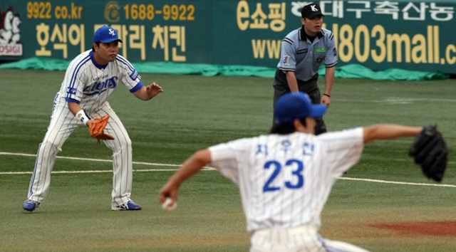 은퇴경기를 하는 기록의 사나이 삼성 양준혁이 19일 대구 시민운동장에서 열린 SK와의 경기에서 1루 수비를 하고 있다.
