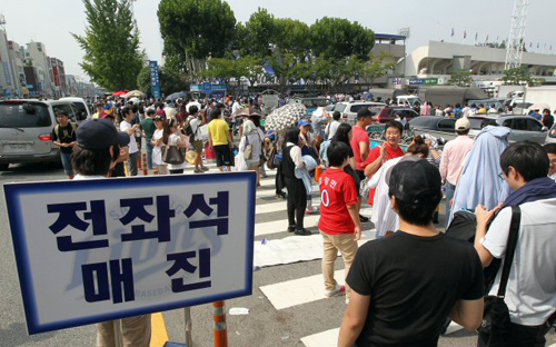 19일 대구 시민운동장에서 기록의 사나이 삼성 양준혁의 은퇴경기를 보기 위해 수많은 팬들이 현장 티켓 구매를 위해 길게 줄지어 있다.