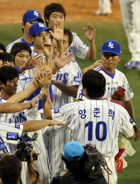 19일 대구 시민운동장에서 열린 프로야구 삼성-SK 경기에서 5회말이 끝나고 열린 양준혁 은퇴식에서 양준혁이 후배 선수들과 하이파이브하고 있다.