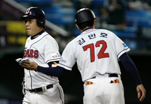 24일 잠실야구장에서 열린 프로야구 두산-넥센전. 2회말 두산공격 2사3루에서 8번 양의지가 우월 투런 홈런을 친 뒤 김민호 코치의 환영을 받고 있다.