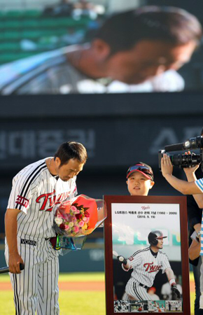 26일 오후 서울 잠실구장에서 2010 프로야구 LG-삼성 경기에 앞서 열린 박종호 선수의 은퇴식에서 박종호 선수가 팬들에게 고개숙여 인사하고 있다.