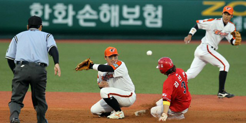 26일 대전 한밭야구장에서 열린 프로야구 KIA와 한화의 경기. KIA 김선빈이 4회초 2사 1루에서 이용규 타석 때 2루 도루에 성공하고 있다.