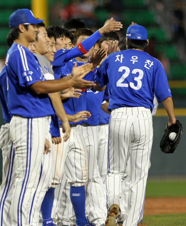 26일 오후 서울 잠실구장에서 열린 2010 프로야구 LG-삼성 경기. 완투승을 거둔 삼성 차우찬이 경기가 끝난 뒤 동료들의 축하를 받고 있다.