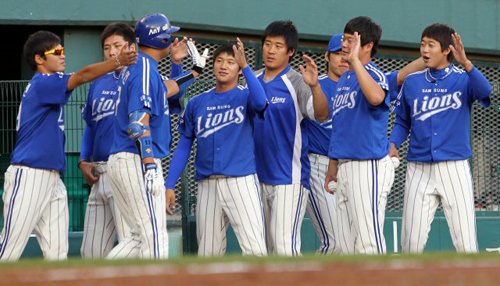 26일 오후 서울 잠실구장에서 열린 2010 프로야구 LG-삼성 경기. 삼성 선발 차우찬이 역투하고 있다.