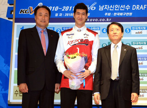 28일 서울 강남구 청담동 리베라호텔에서 열린 2010-2011시즌 프로배구 남자부 신인 드래프트, KEPCO45의 지명을 받은 대졸 신인 최대어 박준범(가운데)이 강만수 감독(왼쪽), 김종록 단장과 기념촬영을 하고 있다.
