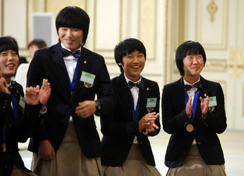 U-17 여자월드컵대표 선수들이 29일 청와대 영빈관에서 열린 이명박 대통령 초청 오찬에서 그룹 샤이니의 축하공연을 보며 즐거워하고 있다.