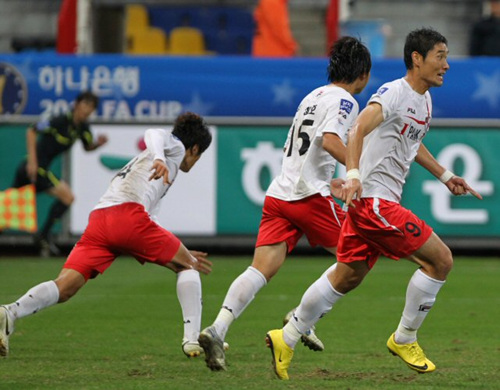 29일 부산 아시아드 주경기장에서 열린 2010 하나은행 FA컵 준결승 부산아이파크 대 전남드래곤즈의 경기. 부산 유호준(왼쪽 첫번째)이 문전 혼전 상황에서 첫골을 성공시킨 뒤 정성훈(오른쪽)과 함께 그라운드를 누비고 있다.