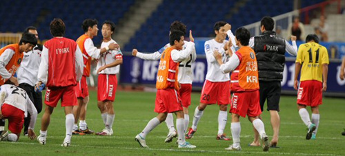29일 부산 아시아드 주경기장에서 열린 2010 하나은행 FA컵 준결승 부산아이파크 대 전남드래곤즈의 경기. 부산이 전남을 연장 승부 끝에 3대2로 이긴 뒤 선수들이 함께 기쁨을 나누고 있다.