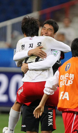 9일 부산 아시아드 주경기장에서 열린 2010 하나은행 FA컵 준결승 부산아이파크 대 전남드래곤즈의 경기. 부산이 전남을 연장 승부 끝에 3대2로 이긴 뒤 결승골을 넣은 한지호가 정성훈과 기쁨을 나누고 있다.