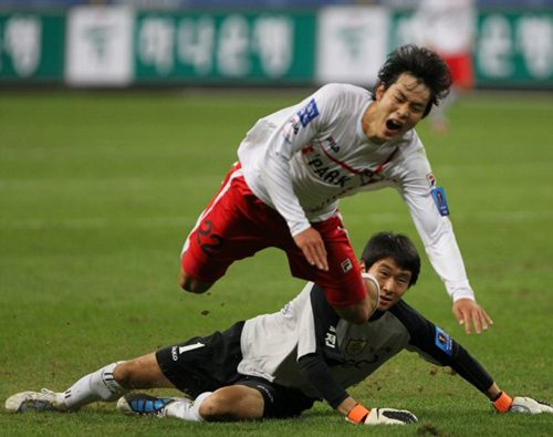 29일 부산 아시아드 주경기장에서 열린 2010 하나은행 FA컵 준결승 부산아이파크 대 전남드래곤즈의 경기. 연장 후반에서 전남 골키퍼 박상철이 부산 한지호의 돌파를 태클로 저지하고 있다.