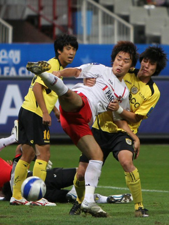29일 부산 아시아드 주경기장에서 열린 2010 하나은행 FA컵 준결승 부산아이파크 대 전남드래곤즈의 경기. 부산 추성호가 전남 수비지역에서 아깝게 헛발질을 하고 있다.
