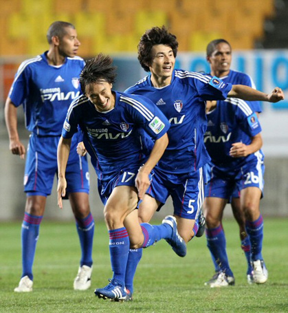 29일 수원월드컵경기장에서 벌어진 2010 하나은행 FA컵 준결승전 제주 유나이티드와 수원 삼성의 경기 전후반 0대0 상황에서 승부차기 끝에 승리한 수원 선수들이 기뻐하고 있다.